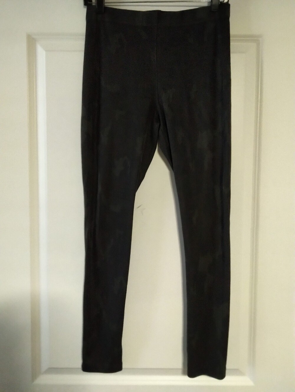 BRAND NEW Romeo & Juliet Couture Camouflage Leggings - Size M